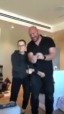 אפילו רוקדים עם הלקוחות — סרטון מלקוחות Usmart