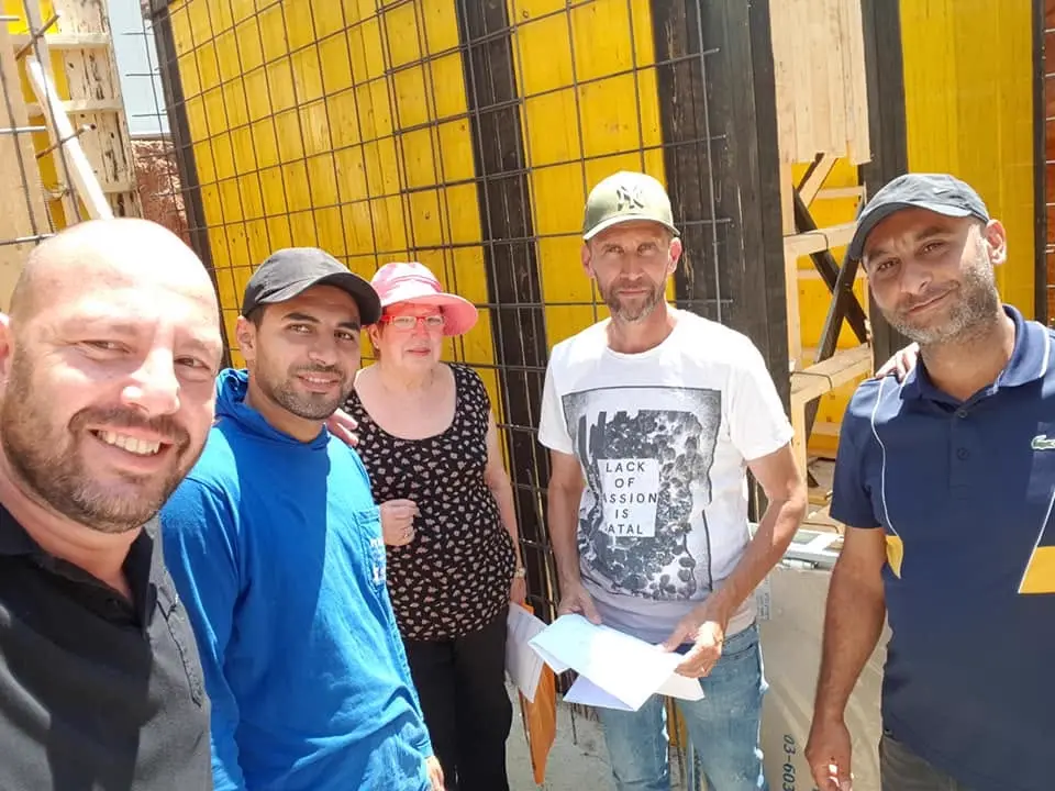 צוות ולקוחות באתר בנייה — Usmart