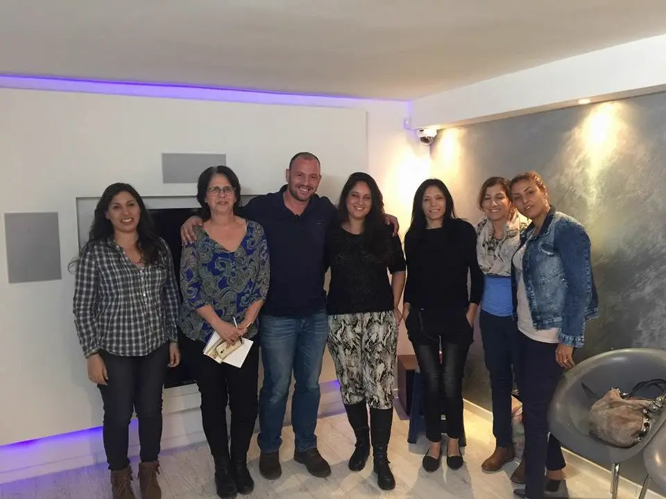צוות ולקוחות באולם התצוגה — פרויקט של Usmart